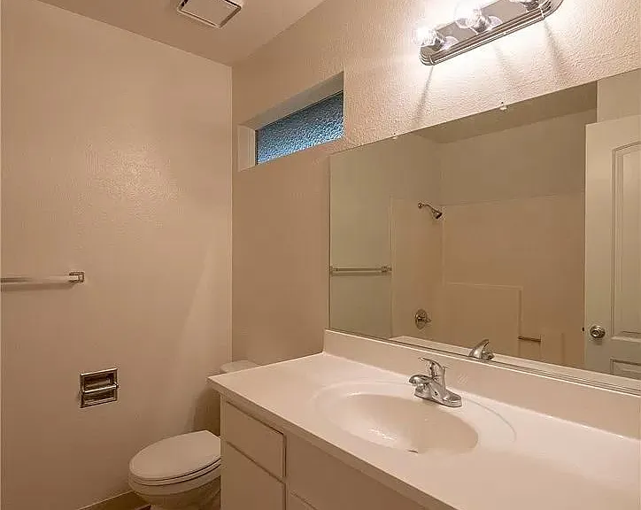 128 W 21st St #D — Photo 6
