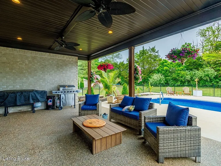 673 Marthas Ct — Photo 4