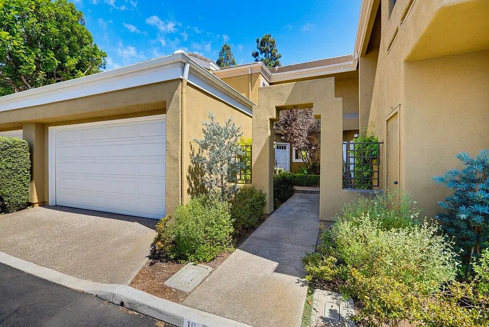 3 bed, 1983 sqft, $5,400 — Photo 1