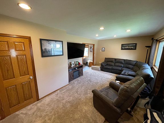 2nd image of 301 1st St SE