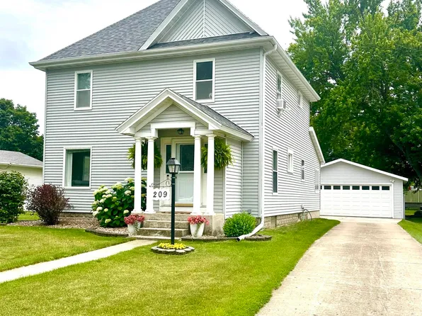 209 W 3rd St, Kanawha, IA 50447
