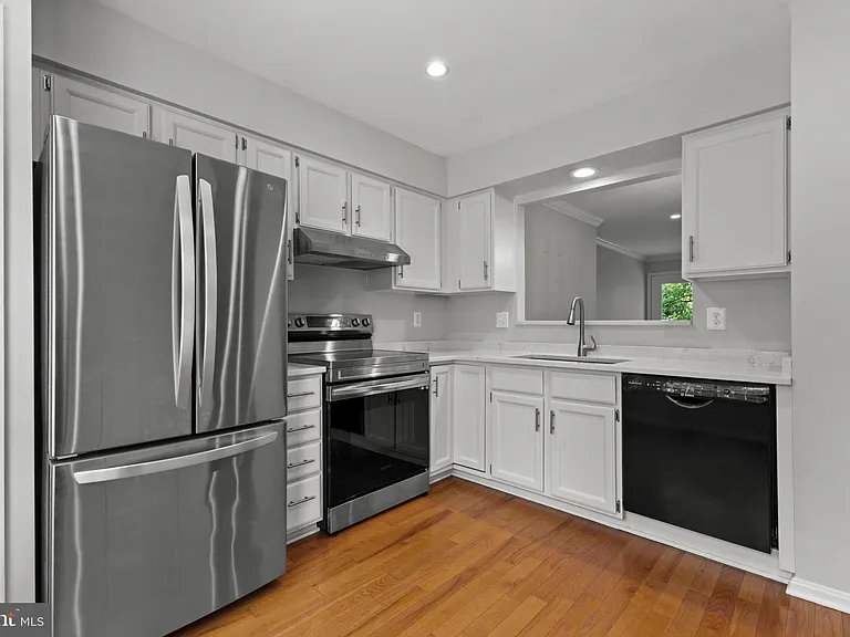 106 Hackley Ct — Photo 4
