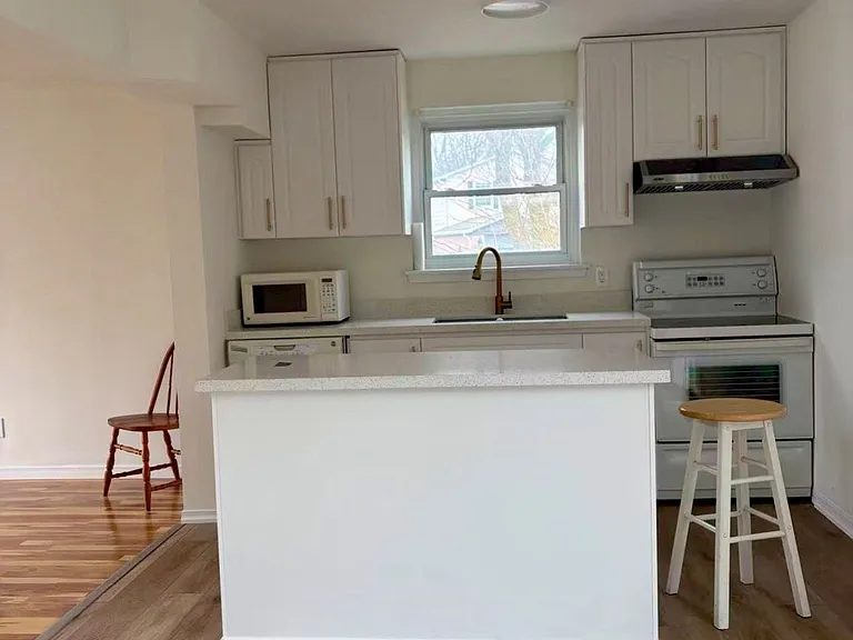 701 Leeder Ct — Photo 2