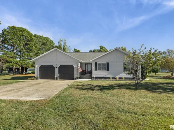 302 W Van Buren St, Farina, IL 62838