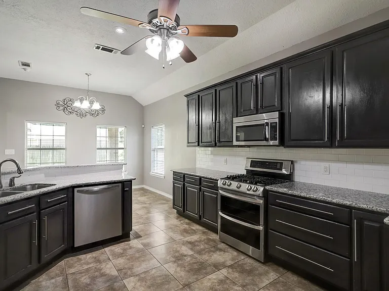 2707 Lake Breeze Ln — Photo 4