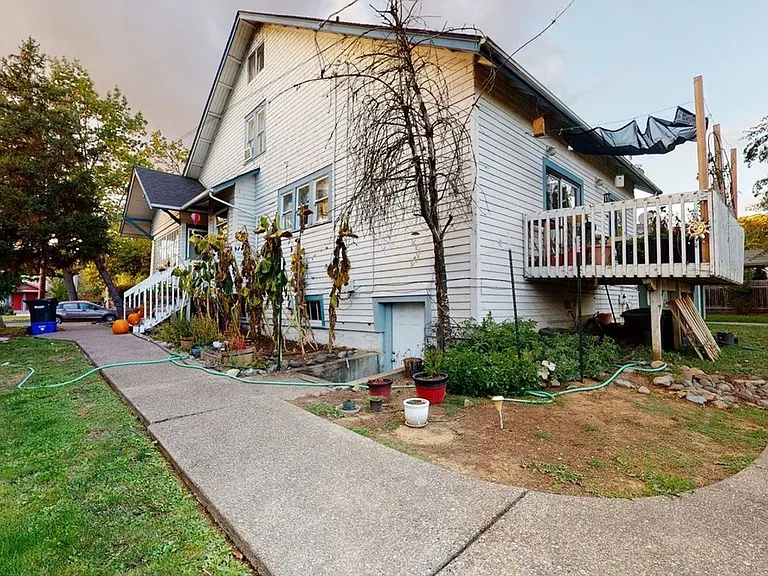 437 NE Jackson St — Photo 3