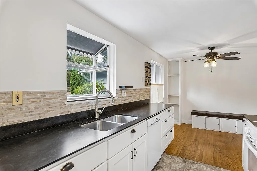 Mountlake Terrace 3 Bedroom + Bonus Room w/ Large Backyard - 3 bedrooms + den — Photo 4