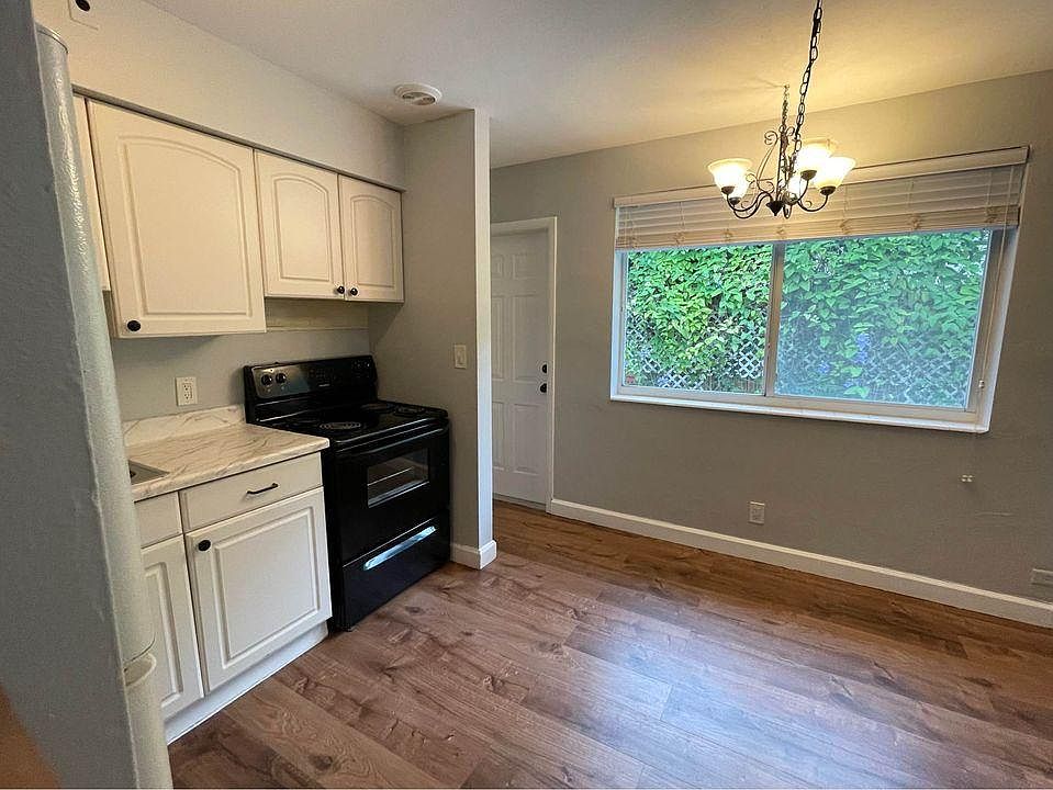 Kitchen with Stove/oven & Fridge