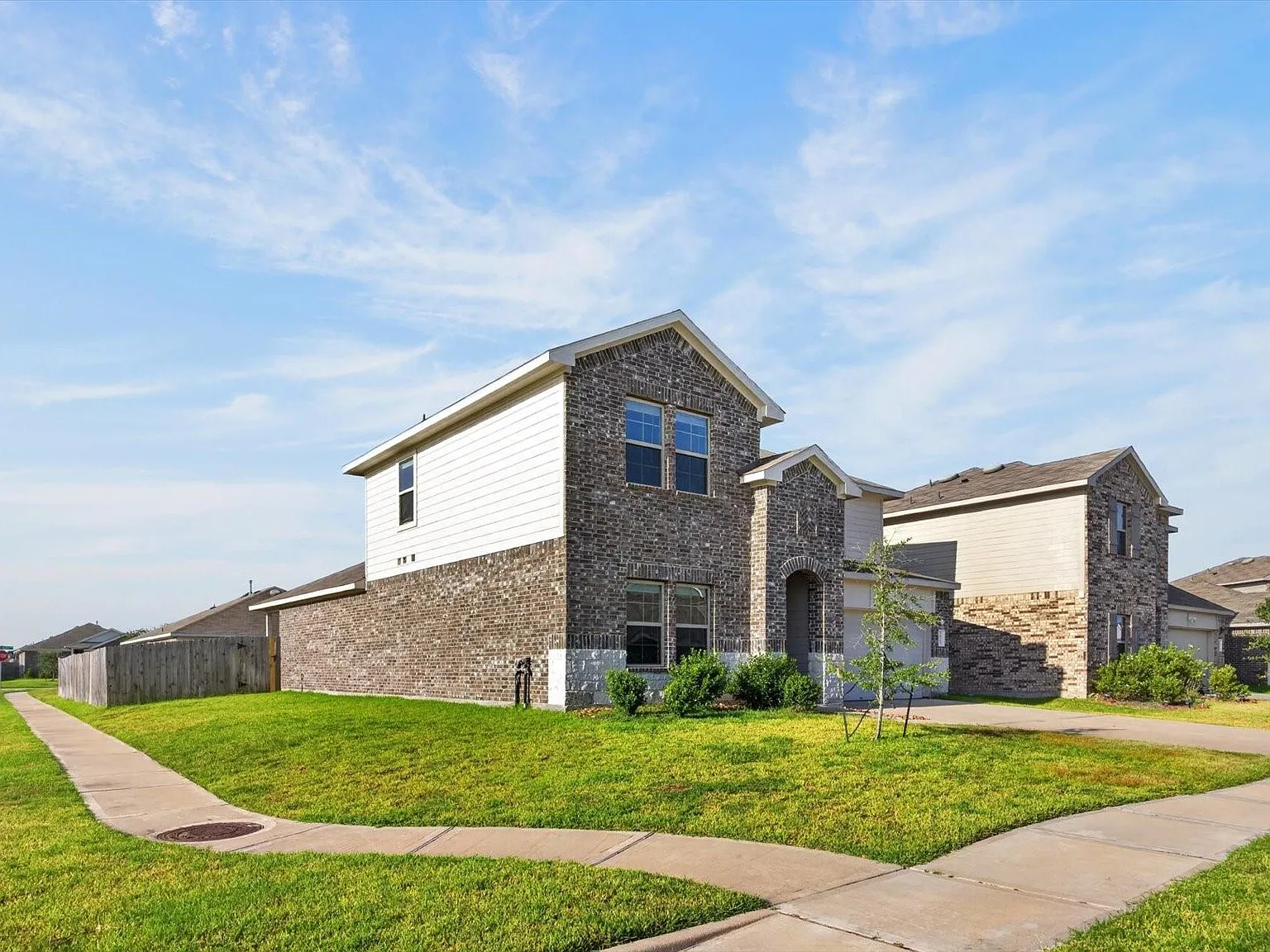 4 bed, 3.0 bath, 2524 sqft, $2,299 — Photo 3