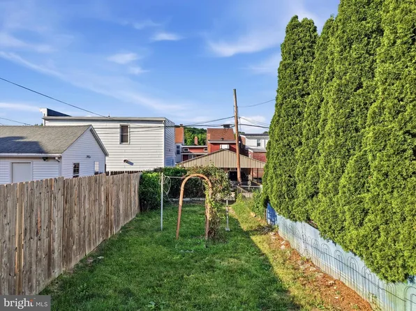 32 Clay St, New Philadelphia, PA 17959