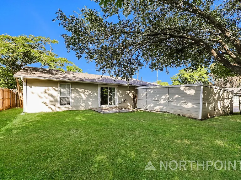 1405 Granbury St — Photo 15