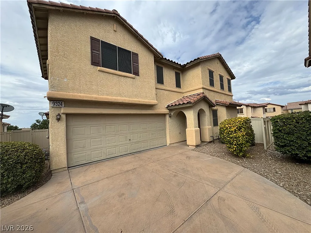 4 bed, 2.5 bath, 1572 sqft, $1,900 — Photo 1