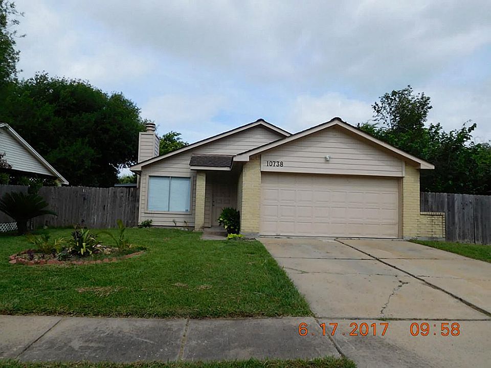 1st image of 10738 Lakewood Oaks Dr