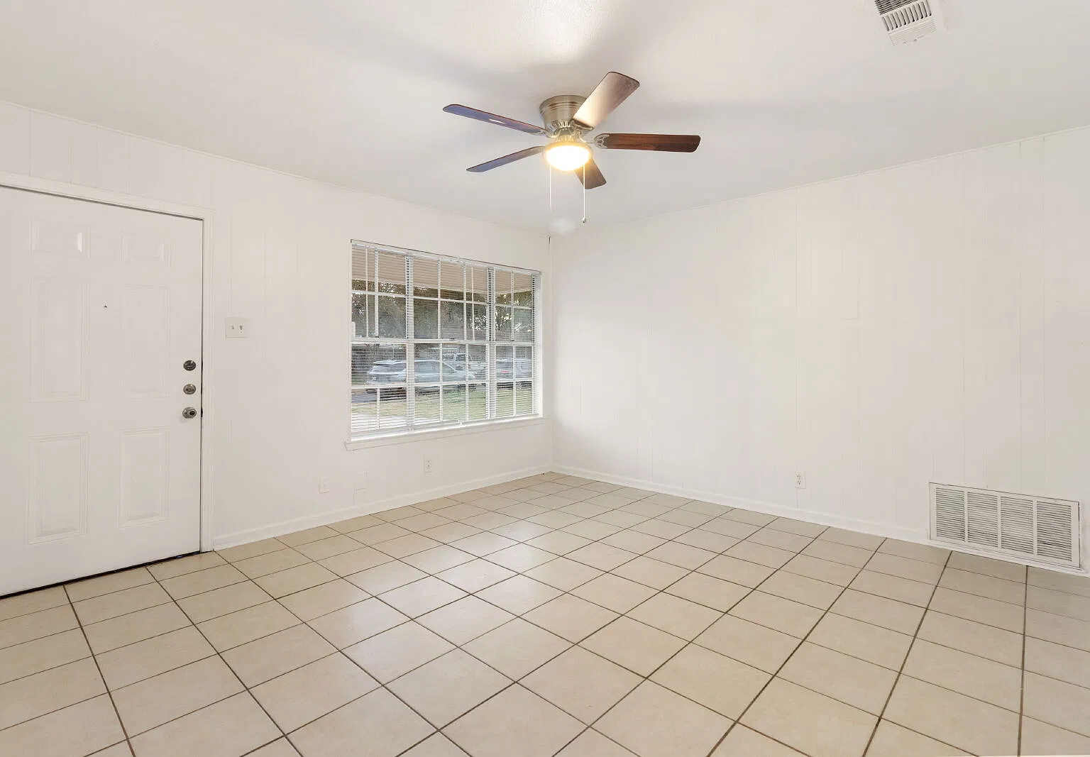3 bed, 2.0 bath, 1020 sqft, $1,300 — Photo 4