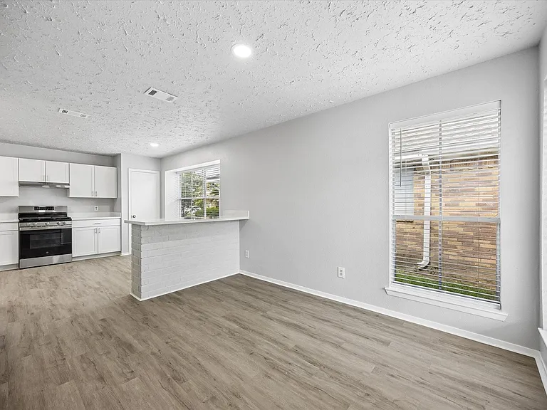 6419 Fairbourne Dr — Photo 4