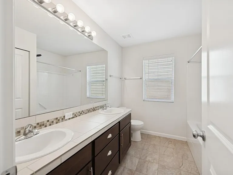 Main bath (2nd floor)