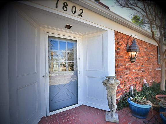 3rd image of 1802 Guilford Ln