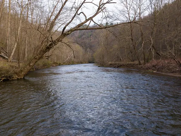 Bric Haven Ln, Hillsville, VA 24343