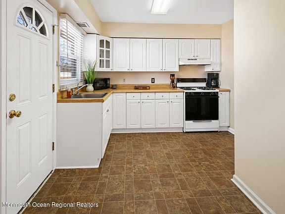 3rd image of 100 Terrace Ave