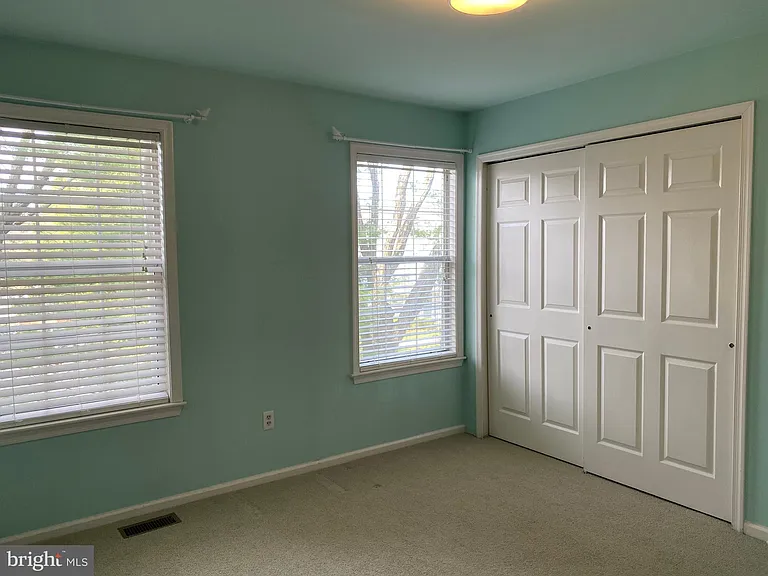 4 Kensington Ct — Photo 33