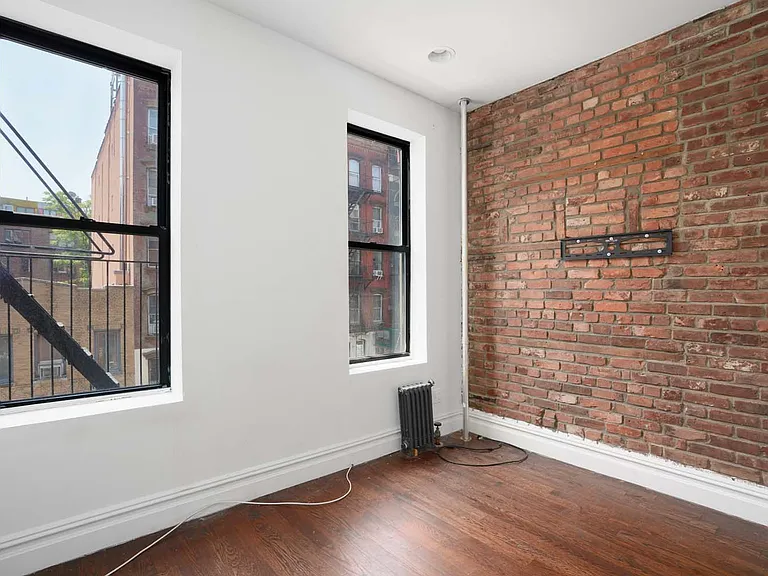 331 E 9th St #6 — Photo 3