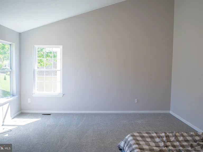 102 Thomas Ln — Photo 40