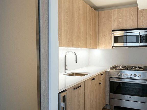 4th image of 220 E 72nd St #D18