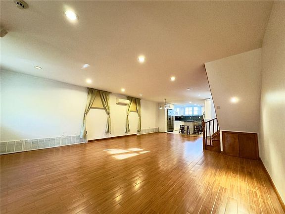 5th image of 306 Bay 10th St