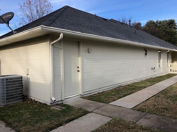 3rd image of 609 E Waco St