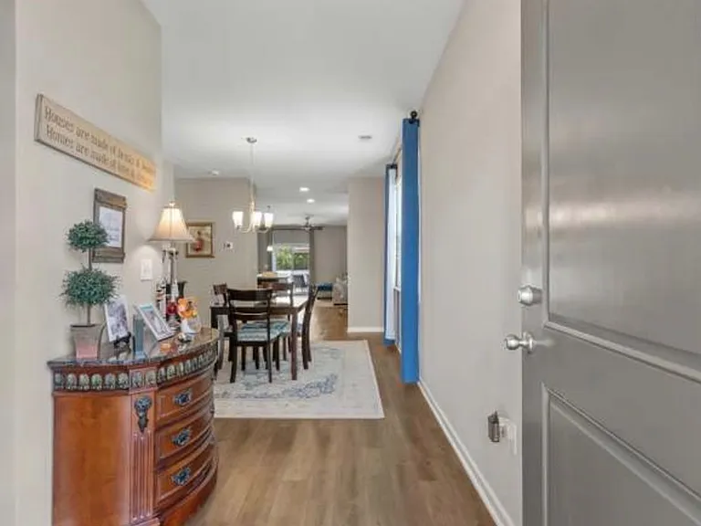 542 Hay Hill Ln — Photo 3