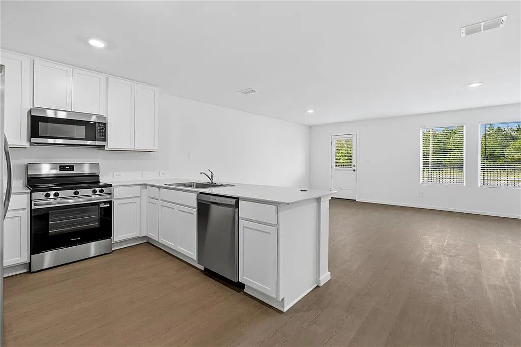 3 bed, 2.5 bath, 1378 sqft, $2,100 — Photo 2