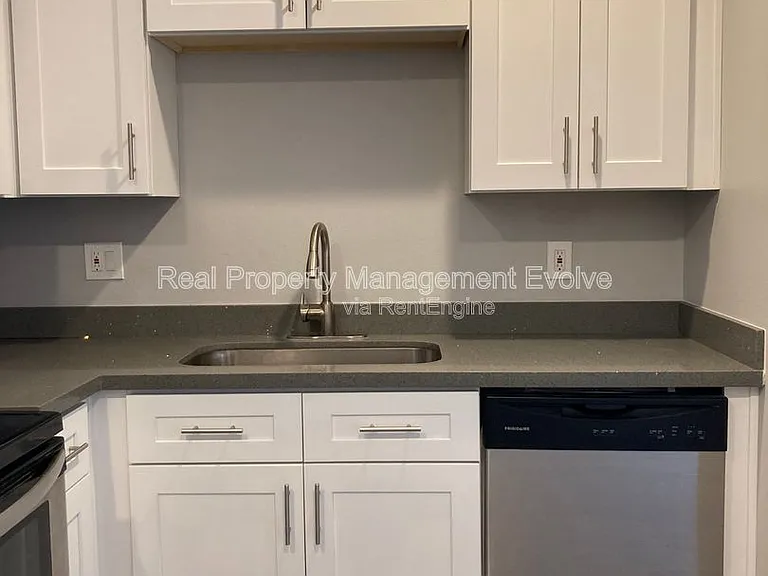 908 W 2nd St #6 — Photo 5