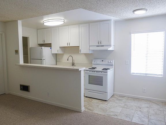 Kitchen / Dining Area