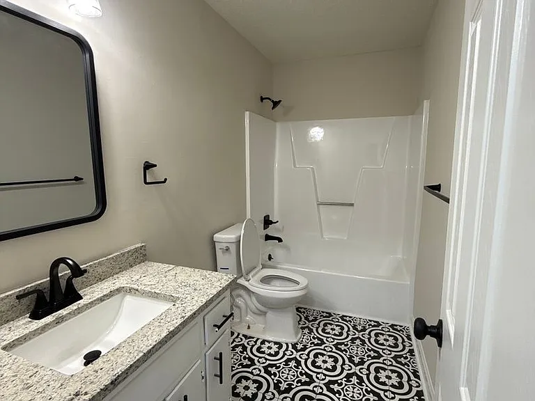 1505 Tilghman Rd N — Photo 5