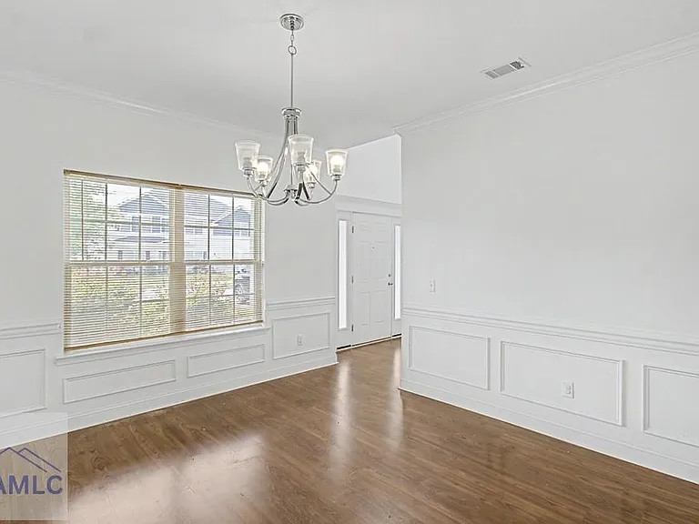 390 Fairview Cir — Photo 4