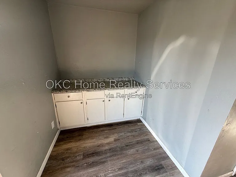 2108 SW 51st St #7 — Photo 3