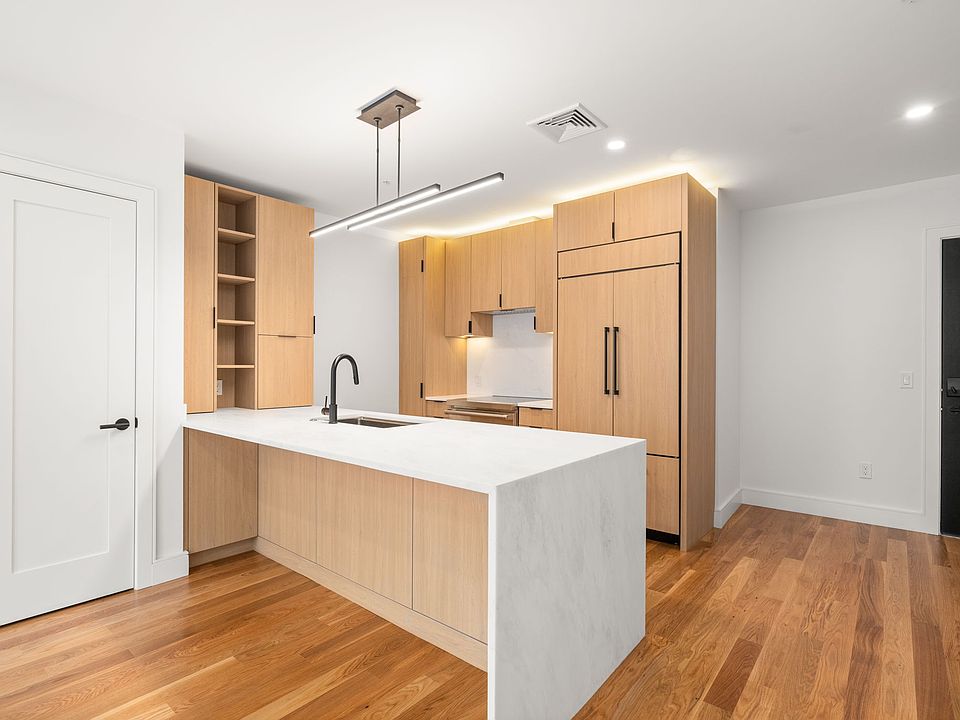 1st image of 58 Kent St #303