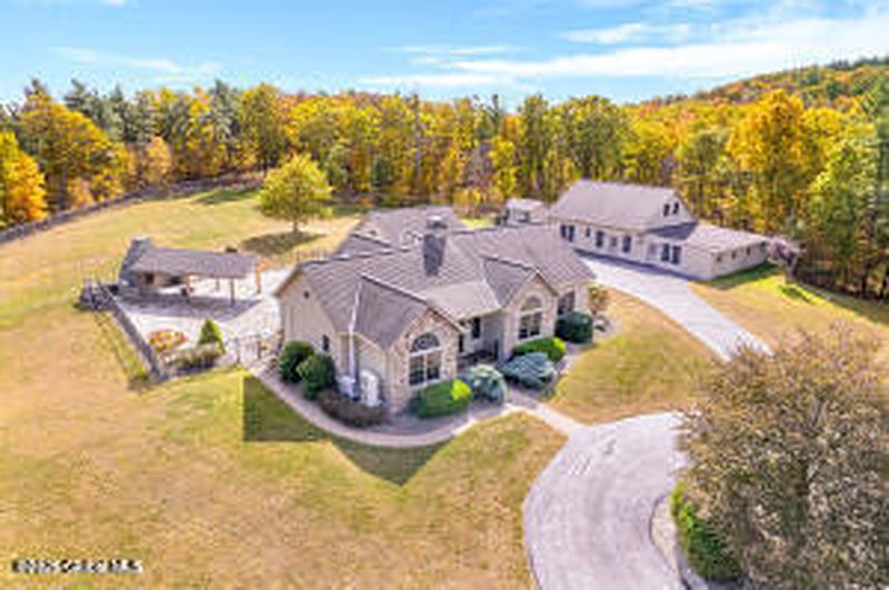 2nd image of 138 Lydon Lane