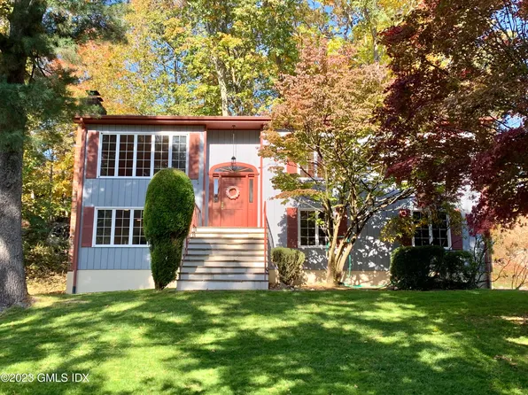 15 Windsor Ln, Cos Cob, CT 06807