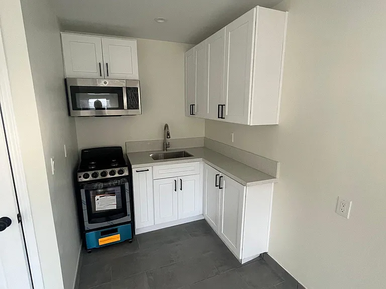 10904 Scoville Ave — Photo 8