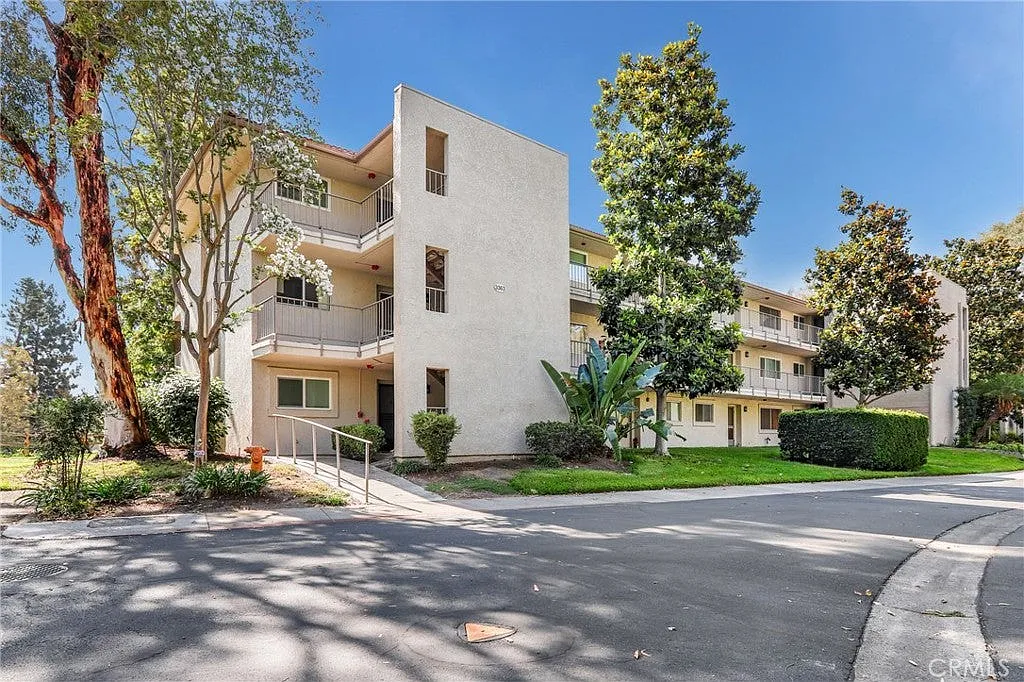2 bed, 894 sqft, $2,700 — Photo 1