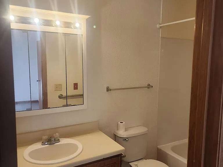 180 Ashwood Dr #C — Photo 16