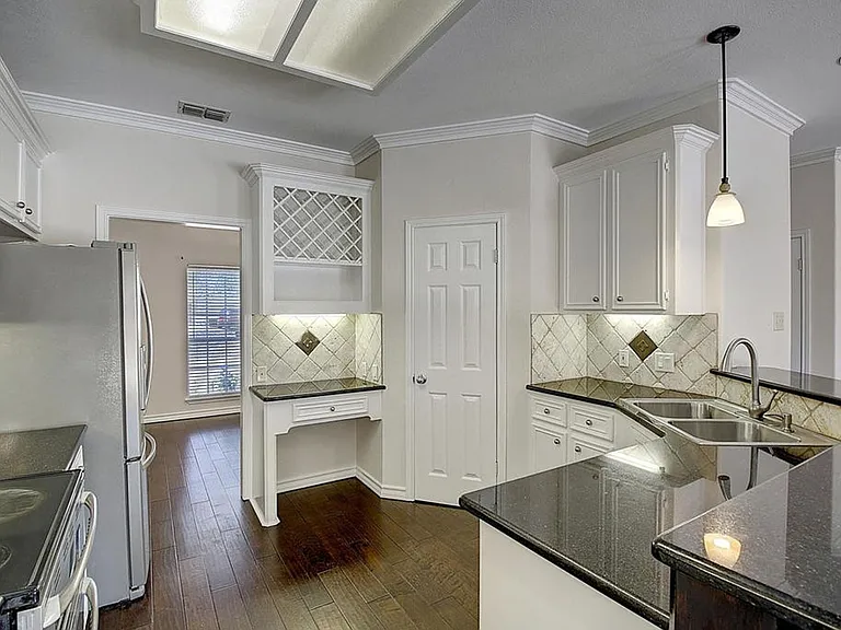 5101 Cavendish Dr — Photo 2