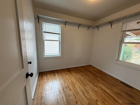 5th image of 622 E 3rd St