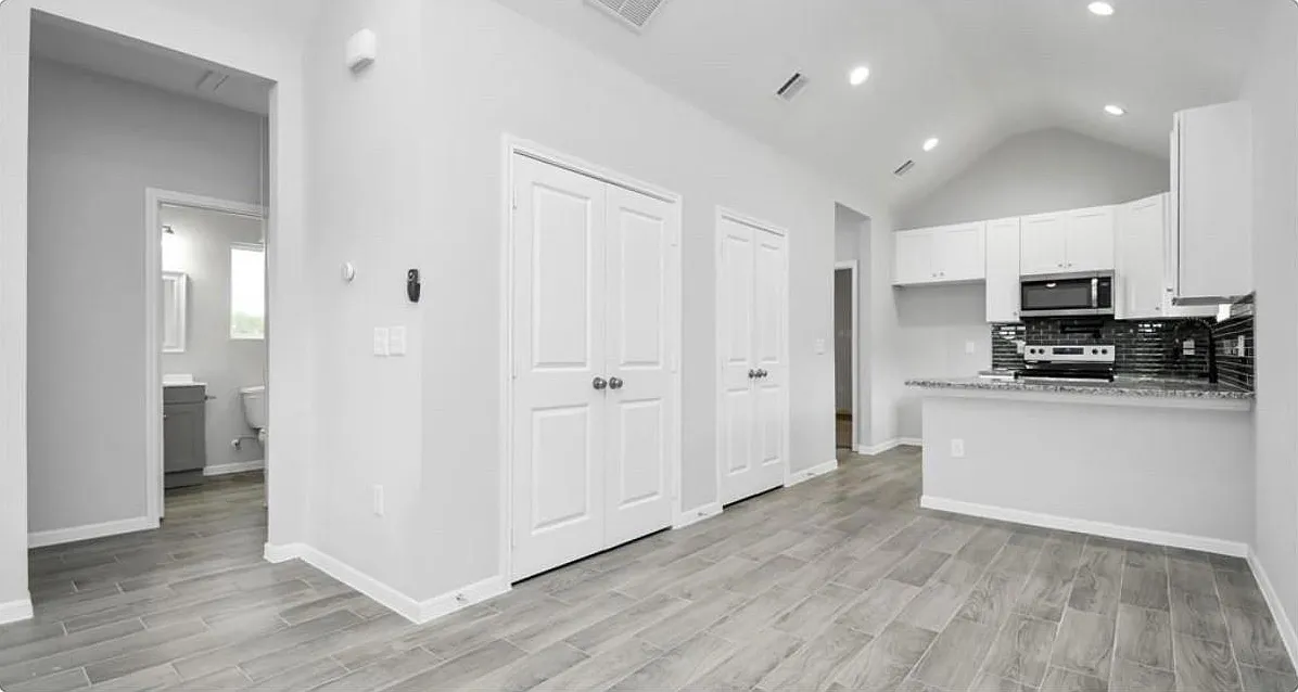 3 bed, 2.0 bath, 1059 sqft, $1,580 — Photo 2