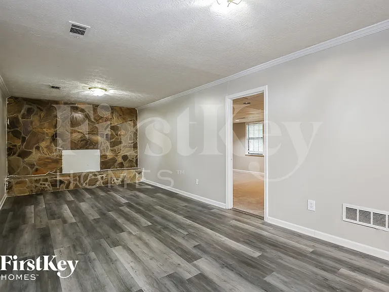 3800 Charlotte Dr — Photo 4
