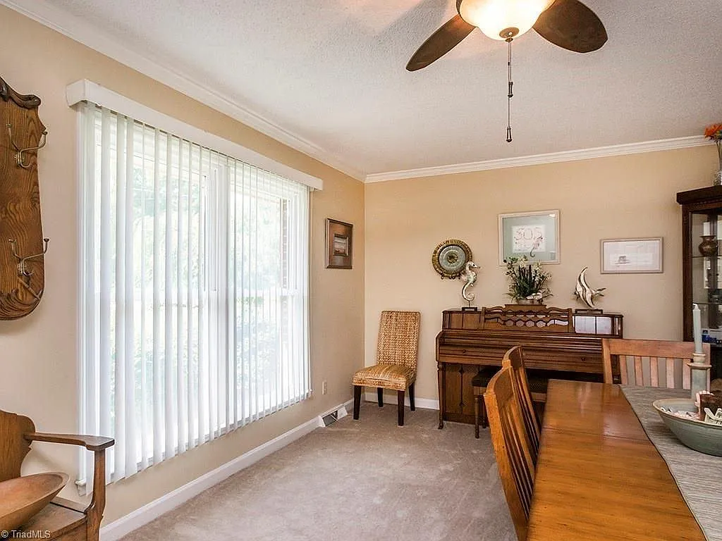 3 bed, 1418 sqft, $1,999 — Photo 3