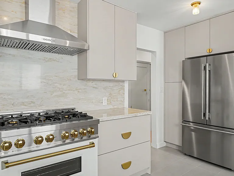 827 15th St - steps to Montana Ave in Santa Monica! — Photo 9