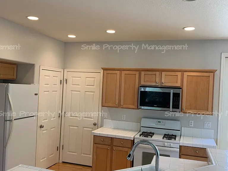 184 SW 105th Ter — Photo 4