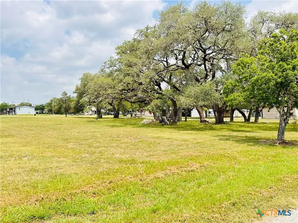 510 Pat Cleburne St, Yoakum, TX 77995
